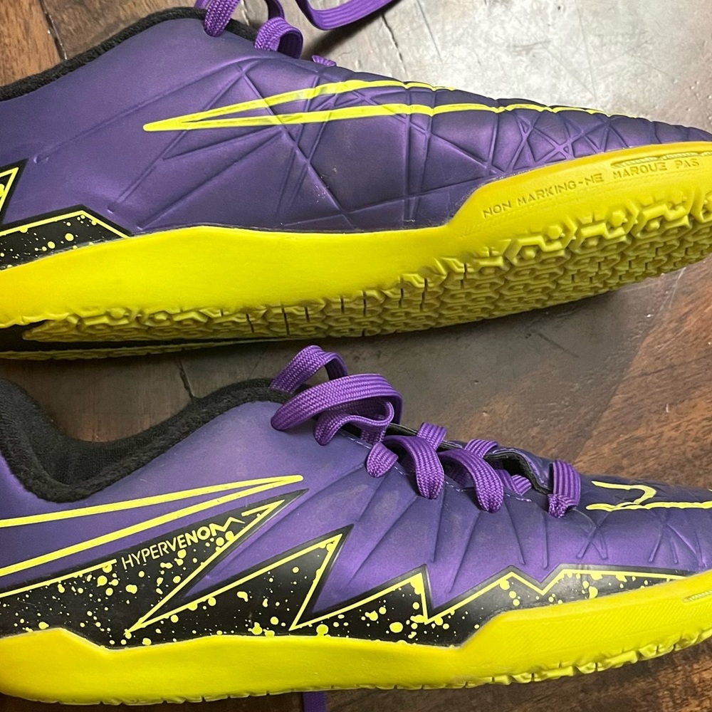 Youth 2.5 Nike Hypervenom 749920-550 purple/yellow leather tennis shoe